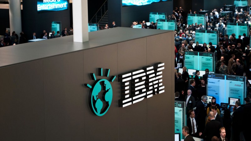 invertir-en-ibm-mientras-cambia-de-modelo-de-negocio